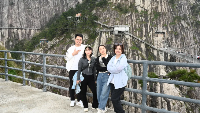 55世纪风管销售中心员工在安徽明堂山景区照片