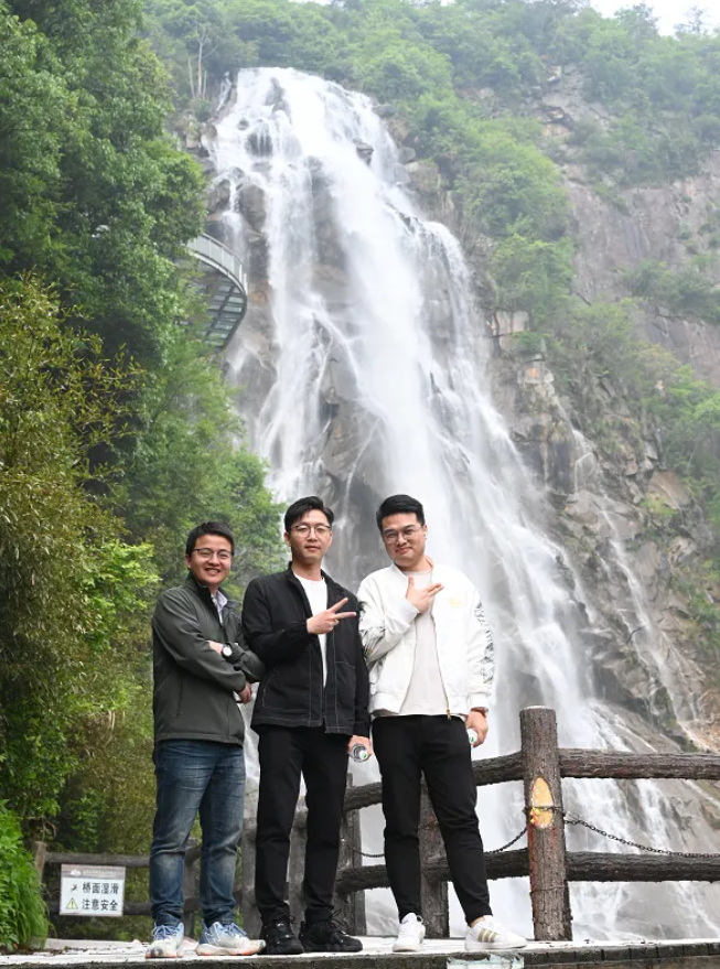 55世纪风管销售中心员工在安徽明堂山景区照片