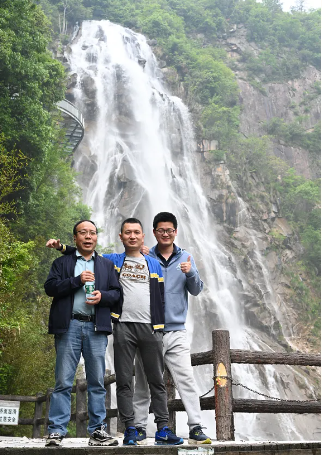 55世纪风管销售中心员工在安徽明堂山景区照片