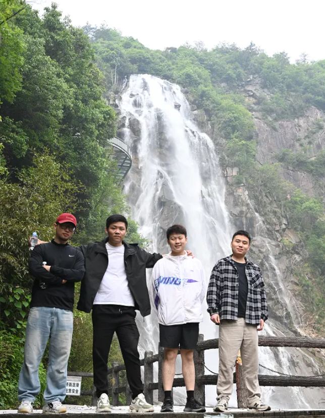 55世纪风管销售中心员工在安徽明堂山景区照片