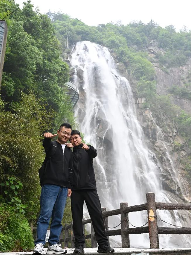 55世纪风管销售中心员工在安徽明堂山景区照片
